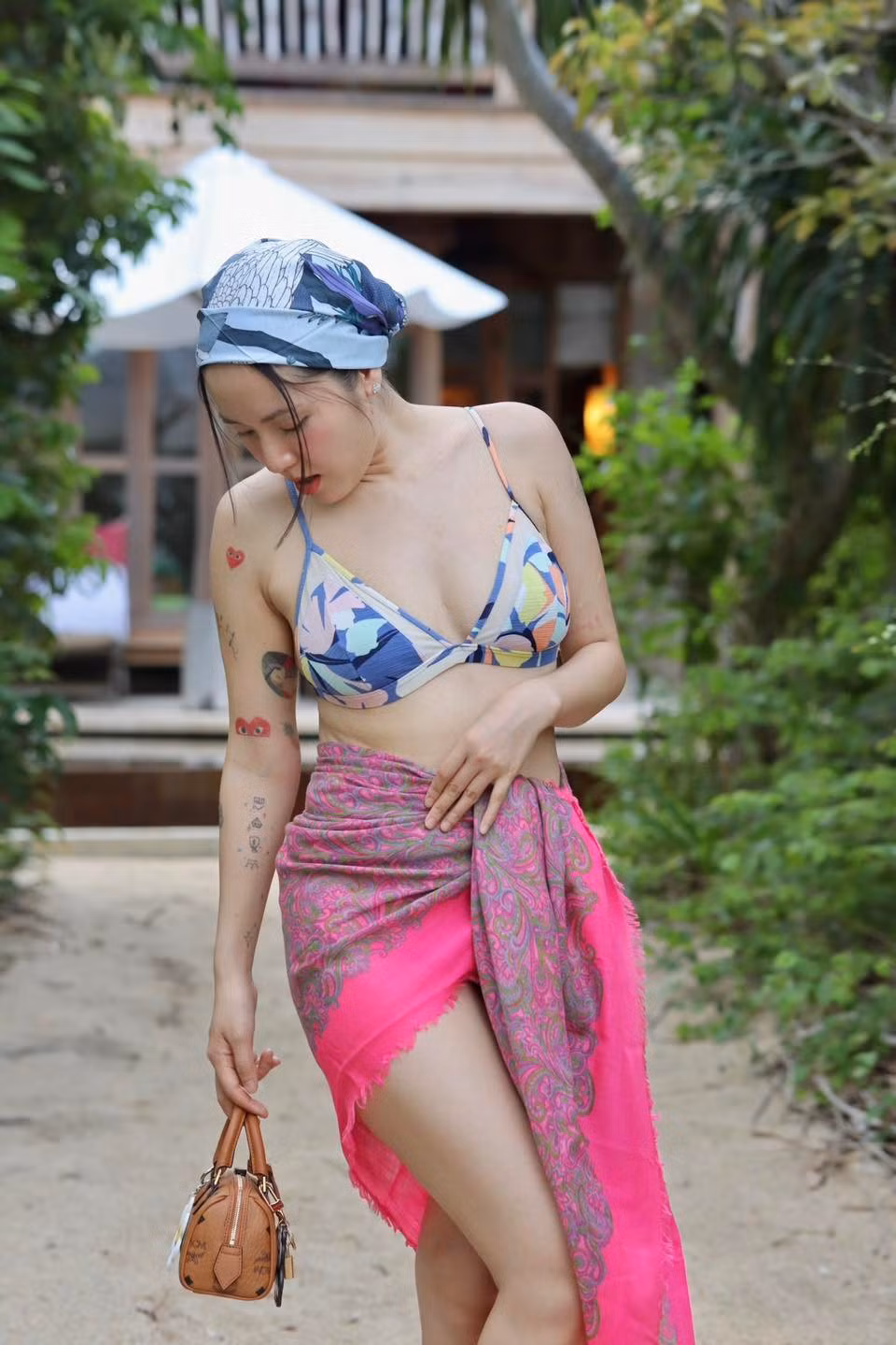 Những hình xăm tinh tế, được cô chăm chút tỉ mỉ, trải dài kín cánh tay trở thành một phần không thể thiếu trong phong cách của nữ ca sĩ. Ảnh: FB Tran Phuong Linh