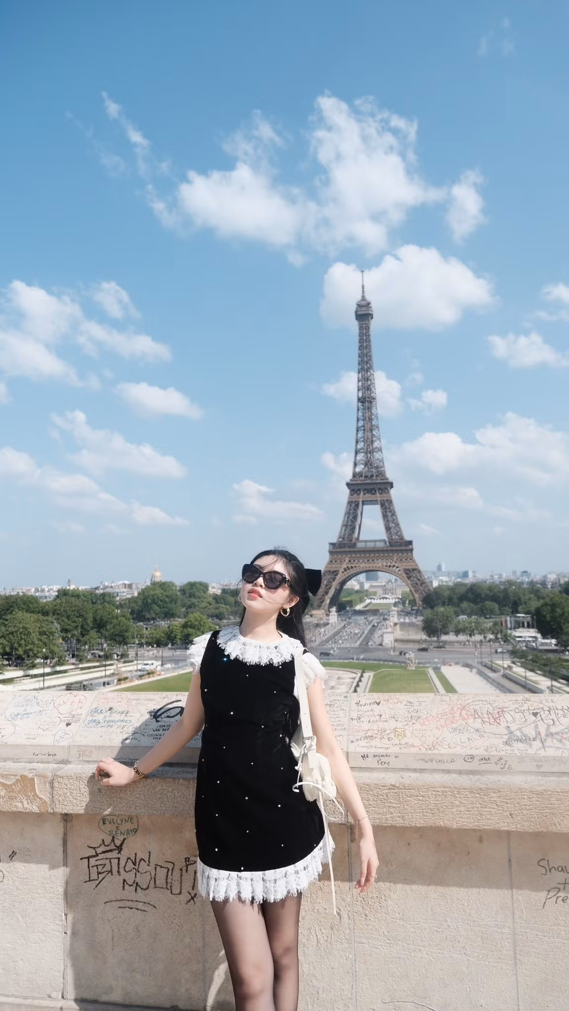 Thiết kế tối giản nhưng khéo léo nhấn nhá ở phần cổ áo và chân váy giúp cô nàng khoe trọn đôi chân dài miên man cùng vóc dáng thanh mảnh. Ảnh: FB Mai Thảo Linh