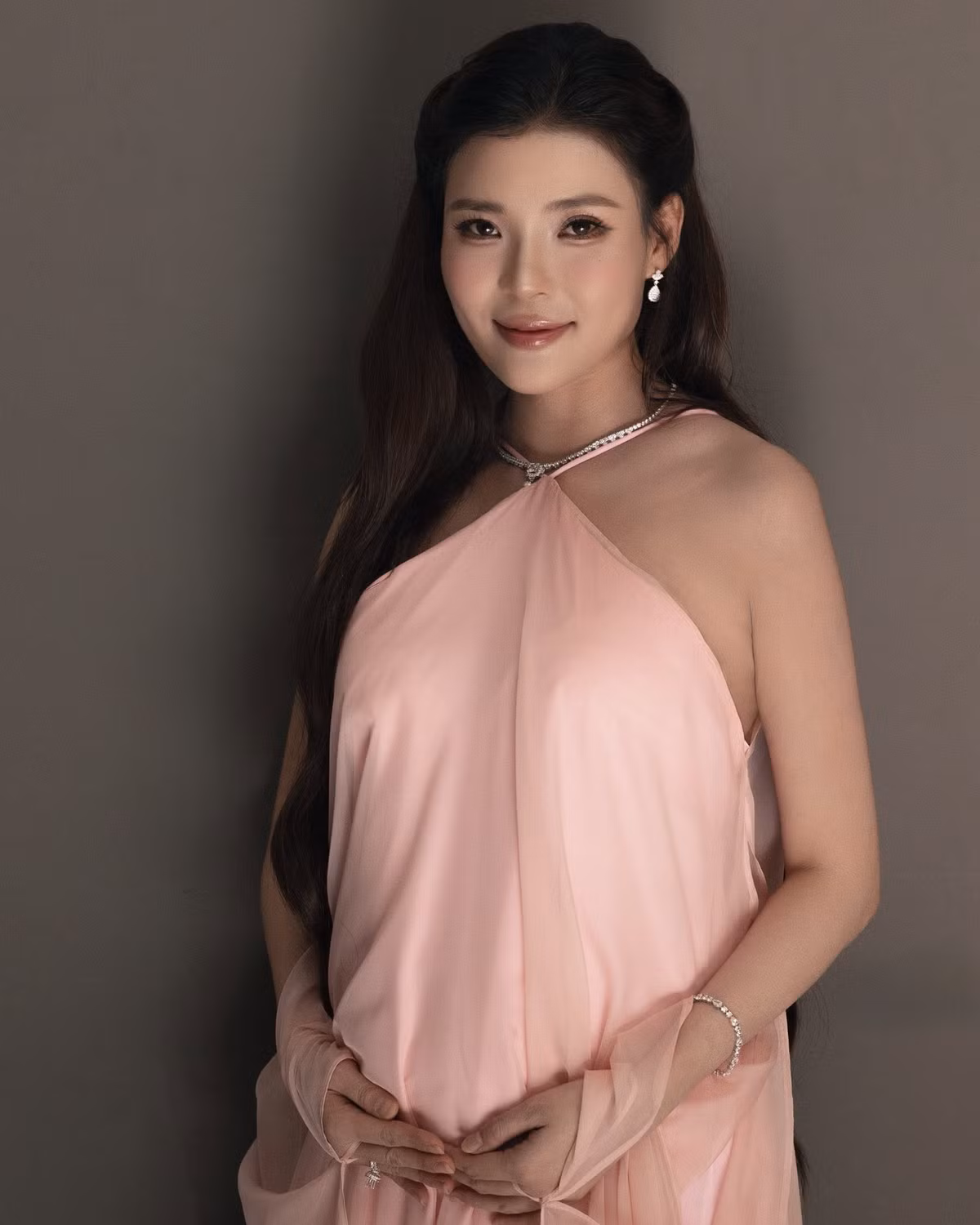 Hiện người hâm mộ đang chờ đợi khoảnh khắc Thúy Diễm và Lương Thế Thành chính thức đón thành viên mới. Với hành trình hôn nhân đã kéo dài một thập kỷ, thiên thần nhỏ được kỳ vọng sẽ viết thêm một chương hạnh phúc trong câu chuyện gia đình của cặp đôi.