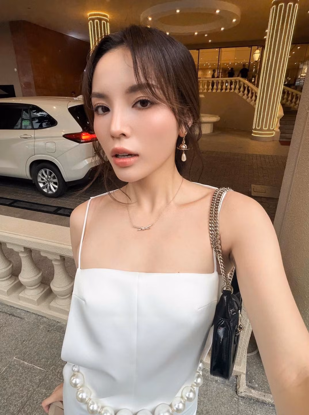 Cô hiểu rõ lợi thế hình thể, luôn biết cách xoay người, nghiêng vai hay đặt tay khéo léo để tạo những đường cong mềm mại trước ống kính.