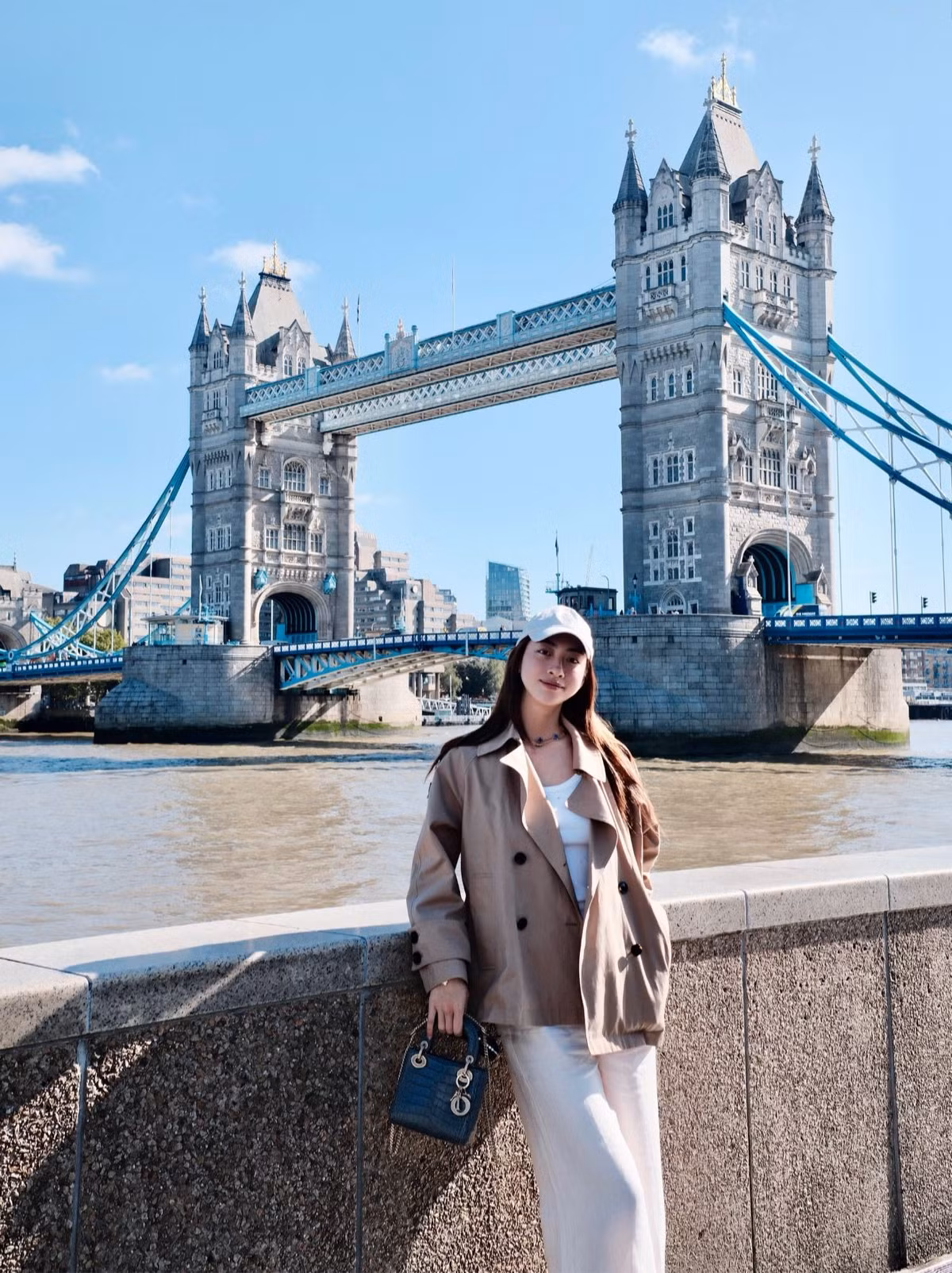 Lương Thùy Linh xách túi trăm triệu đồng khám phá London nhân chuyến sang đây công tác. Ảnh: FB Lương Thùy Linh