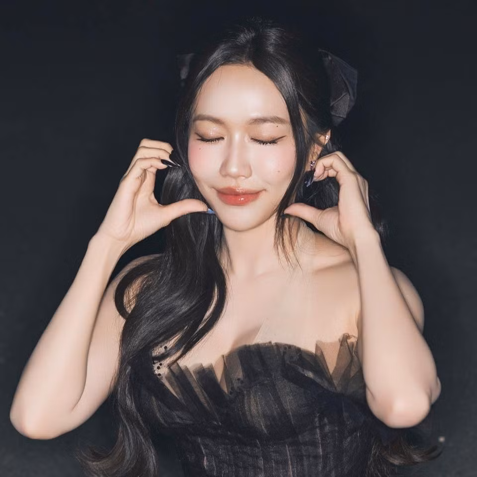 Thời gian gần đây, cô liên tục thử sức với nhiều phong cách thời trang khác nhau.