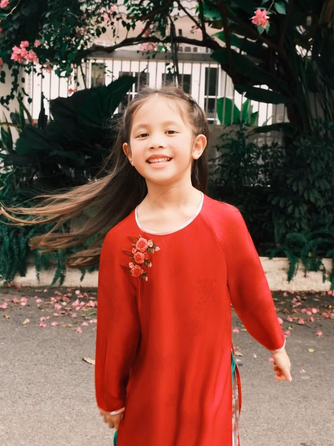 Ở tuổi lên 6, cô bé đã sở hữu vóc dáng phổng phao, thân hình mảnh mai cùng đôi chân thon dài nổi bật.
