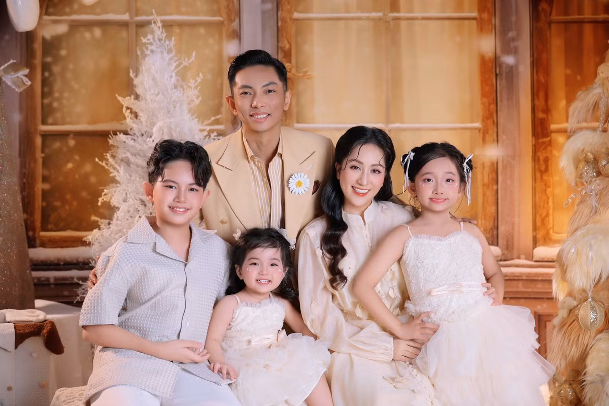 Gia đình Khánh Thi - Phan Hiển thực hiện bộ ảnh đón năm mới. Ảnh: FB Nguyen Khanh Thi