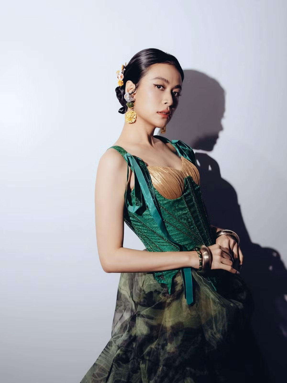 Ở tuổi 38, nữ ca sĩ vẫn giữ được vị trí đáng chú ý trong showbiz và thường xuyên góp mặt tại các sự kiện, chương trình nghệ thuật. Mỗi lần xuất hiện, Hoàng Thùy Linh đều tạo dấu ấn nhờ phong thái tự tin và hình ảnh được đầu tư chỉn chu. Ảnh: FB Hoàng Thuỳ Linh
