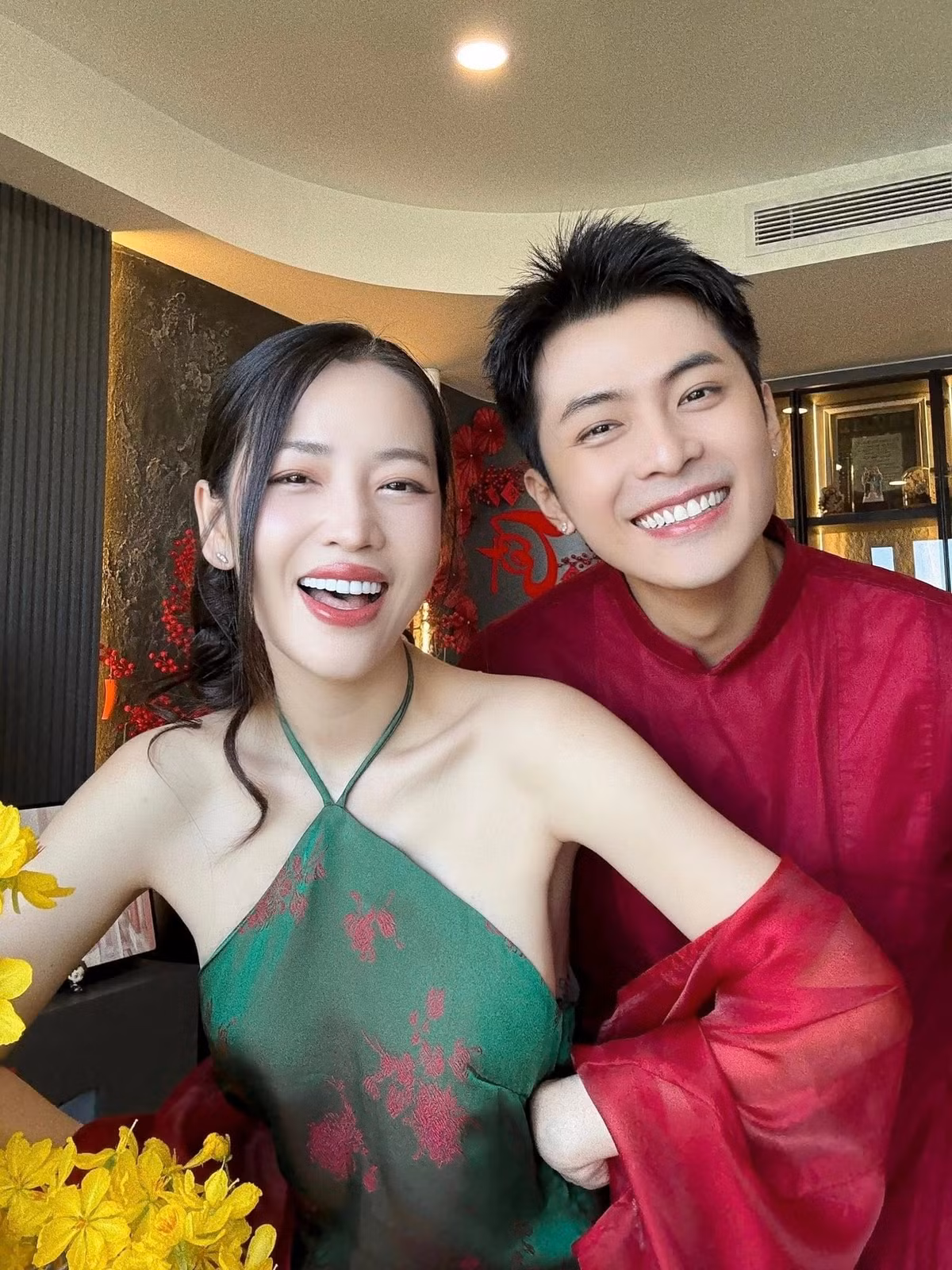 Puka và Gin Tuấn Kiệt có nhiều năm yêu nhau kín tiếng. Hai người tổ chức lễ cưới vào tháng 11/2023. Sau đó, họ cùng nhau đi hưởng tuần trăng mật tại Hàn Quốc.