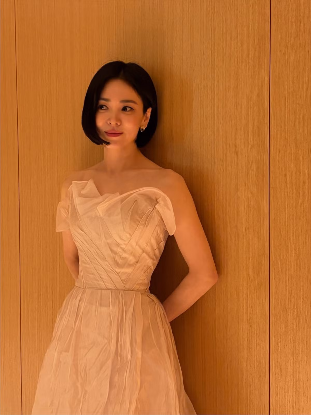 Thế nhưng, nghịch lý nằm ở chỗ loạt ảnh mộc mạc này lại phơi bày trọn vẹn vẻ đẹp của minh tinh Hàn Quốc.