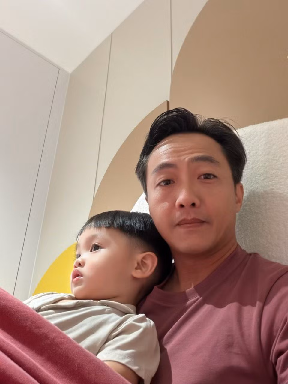 Những khoảnh khắc giản dị, đời thường ấy khiến cư dân mạng không khỏi ngưỡng mộ. Hình ảnh người đàn ông vốn được biết đến là doanh nhân bận rộn nay thoải mái vui đùa cùng con.