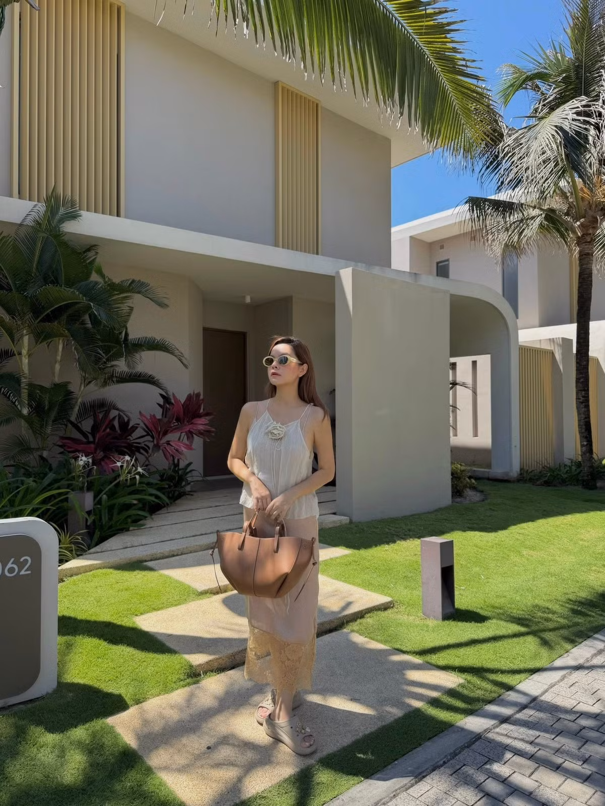 Trong loạt ảnh, giọng ca “Tất cả sẽ thay em” lựa chọn trang phục nhẹ nhàng với áo hai dây kết hợp chân váy lụa viền ren.