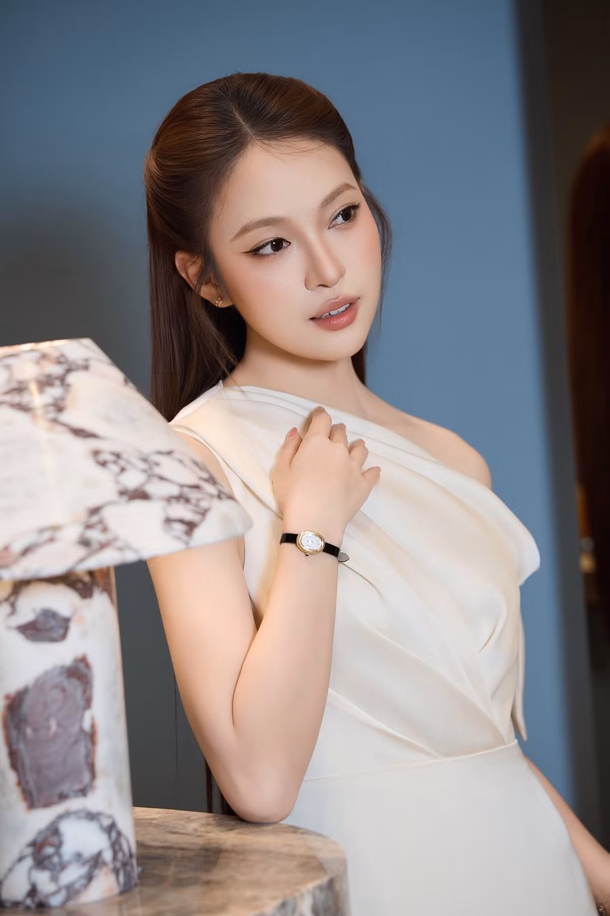 Trên trang cá nhân, Khánh Vy thường xuyên chia sẻ hình ảnh trong công việc, cuộc sống hằng ngày hay những chuyến đi. Phong cách đăng tải gần gũi, chân thật giúp người hâm mộ có thêm góc nhìn về cuộc sống phía sau ánh đèn sân khấu của nữ MC. Ảnh: FB Khánh Vy