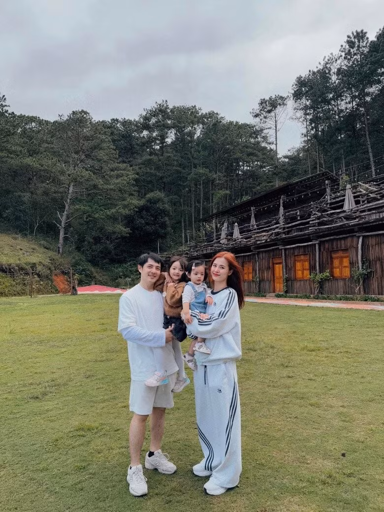 Vợ chồng nữ ca sĩ cùng hai con gái lựa chọn một khu nghỉ dưỡng sang trọng, đầy đủ tiện nghi để thư giãn, nghỉ ngơi sau quãng thời gian bận rộn với công việc.