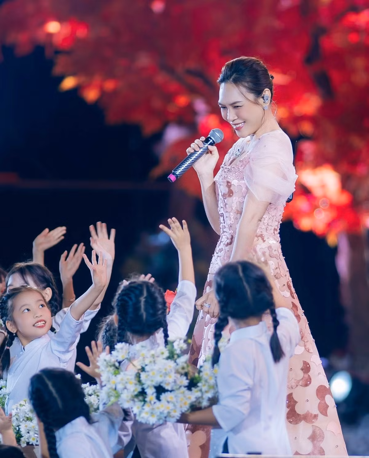 Ca sĩ Mỹ Tâm diện váy đính hàng nghìn bông hoa tôn vẻ nữ tính khi biểu diễn trong khai mạc Hội chợ Mùa thu 2025. Ảnh: FB My Tam