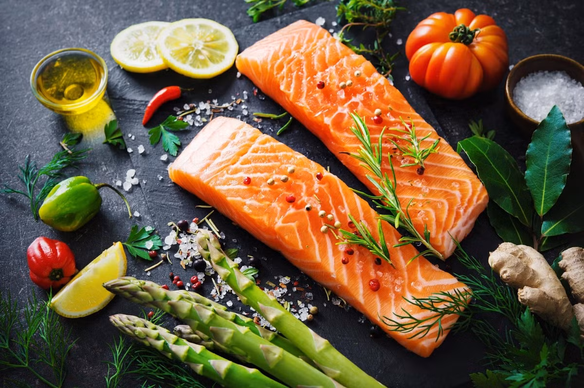 Cá hồi cùng một số loại cá béo là nguồn protein chất lượng cao và cung cấp omega-3, đặc biệt là DHA, dưỡng chất quan trọng trong thai kỳ. Mẹ bầu có thể đưa cá vào thực đơn vài lần mỗi tuần, ưu tiên cách chế biến như hấp, áp chảo hoặc nướng chín kỹ. Cần lựa chọn những loại cá phù hợp với thai kỳ và tránh các loại cá có hàm lượng thủy ngân cao. Ảnh: Arttimes