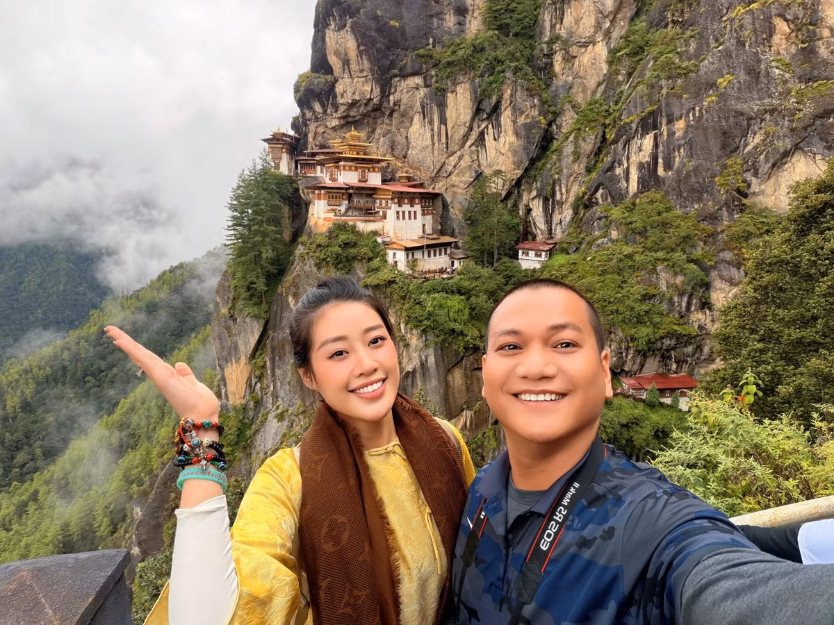 Khánh Vân cho biết hành trình đáng nhớ nhất trong chuyến đi Bhutan của vợ chồng cô là hơn ba tiếng leo dốc để lên Tiger's Nest (Tu viện Hang hổ). Ảnh: FB Nguyễn Trần Khánh Vân