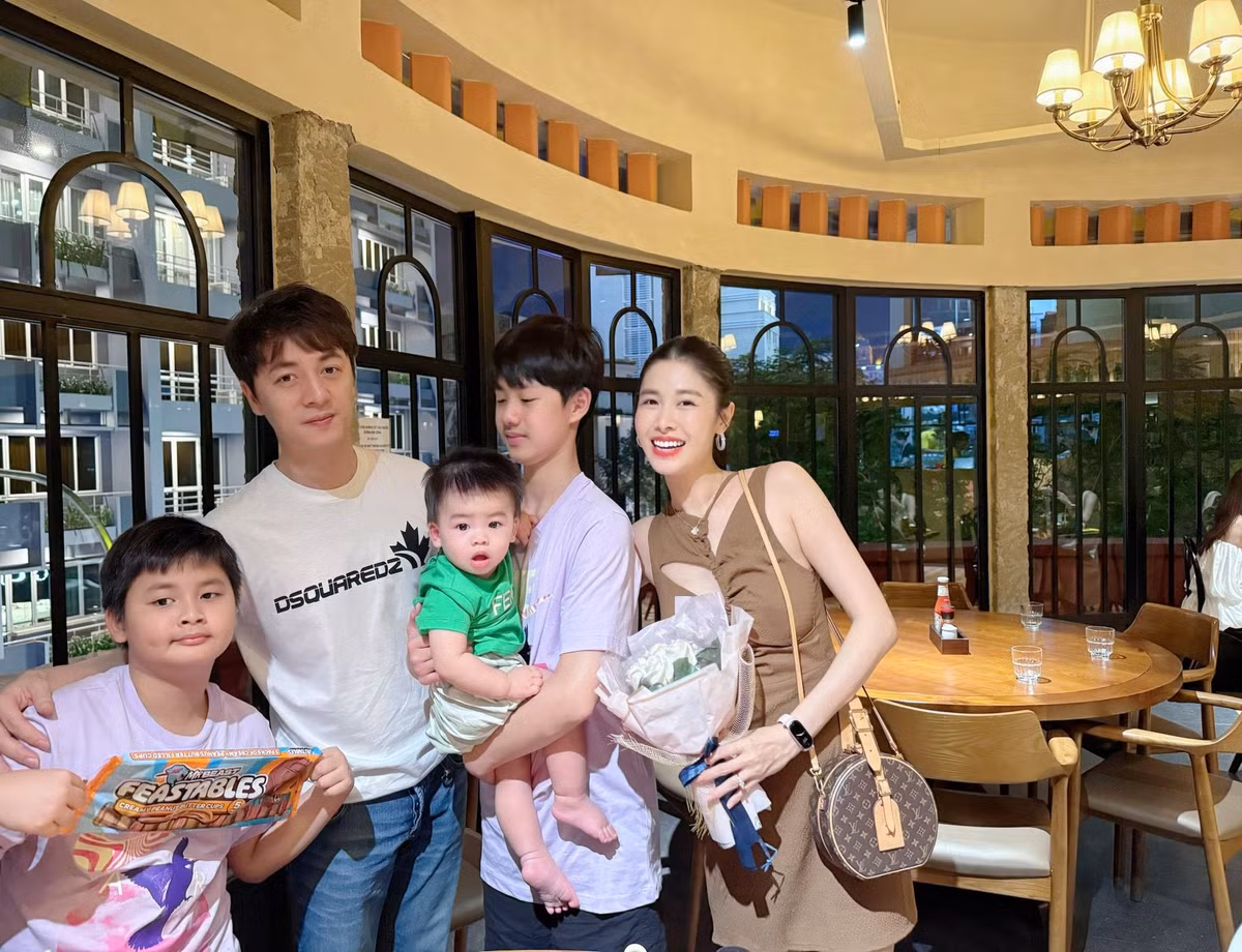 Thủy Anh cùng ông xã Đăng Khôi đi ăn với các con. Ảnh: FB Thuy Anh Le