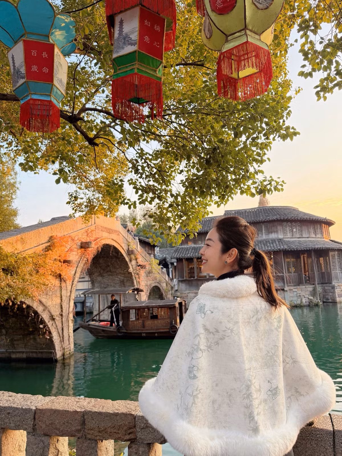 Cả hai không ngần ngại thể hiện tình cảm và thỉnh thoảng còn diện trang phục đôi trong các chuyến đi chơi.