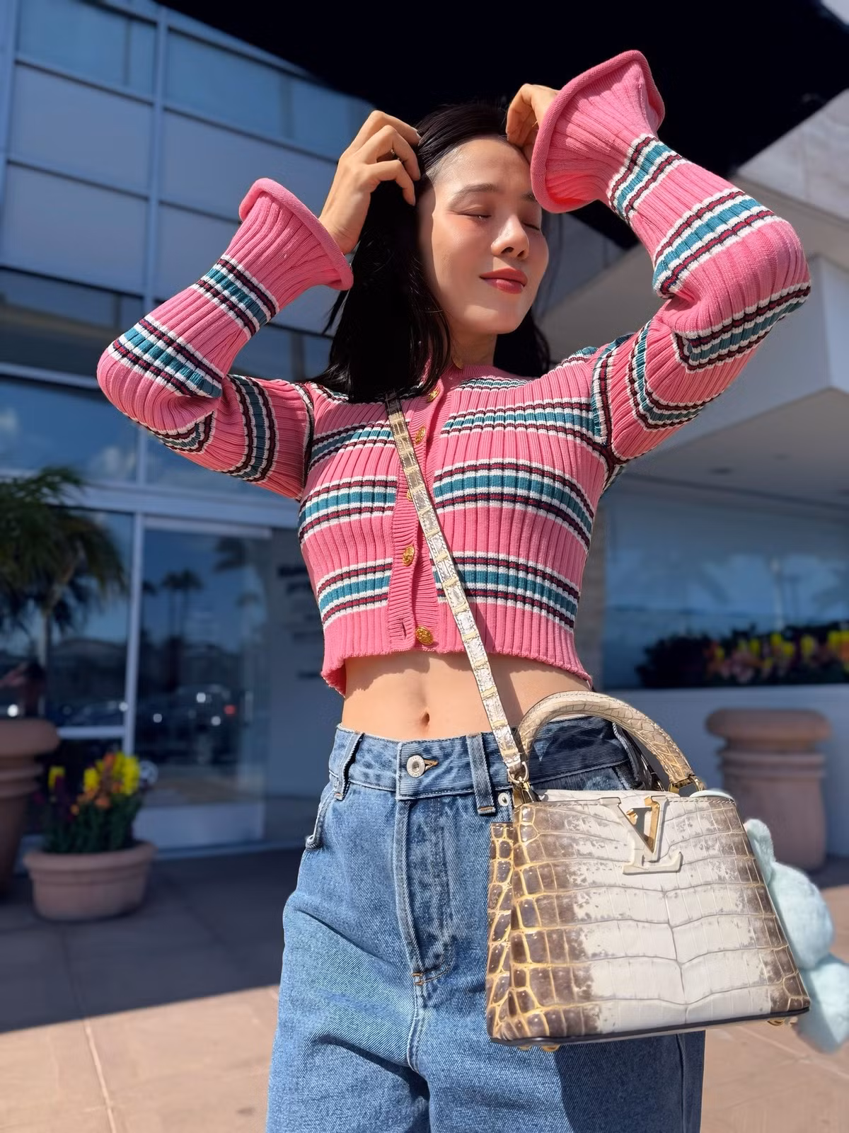 Một điểm nổi bật khác khiến Lệ Quyên luôn “ăn hình” dù trang điểm nhẹ hay để mặt mộc chính là làn da căng bóng, mịn màng.