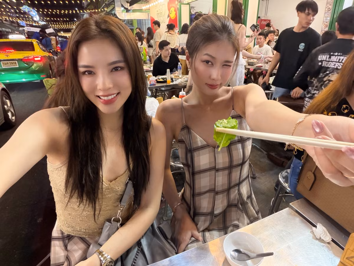 Mới đây, cộng đồng mạng được dịp xôn xao khi Hoa hậu Kỳ Duyên đăng tải loạt ảnh check-in cực chất trong chuyến du lịch tại Thái Lan. Đáng chú ý, người đồng hành cùng cô không ai khác chính là Hoa hậu Hòa bình Việt Nam 2022 - Đoàn Thiên Ân.