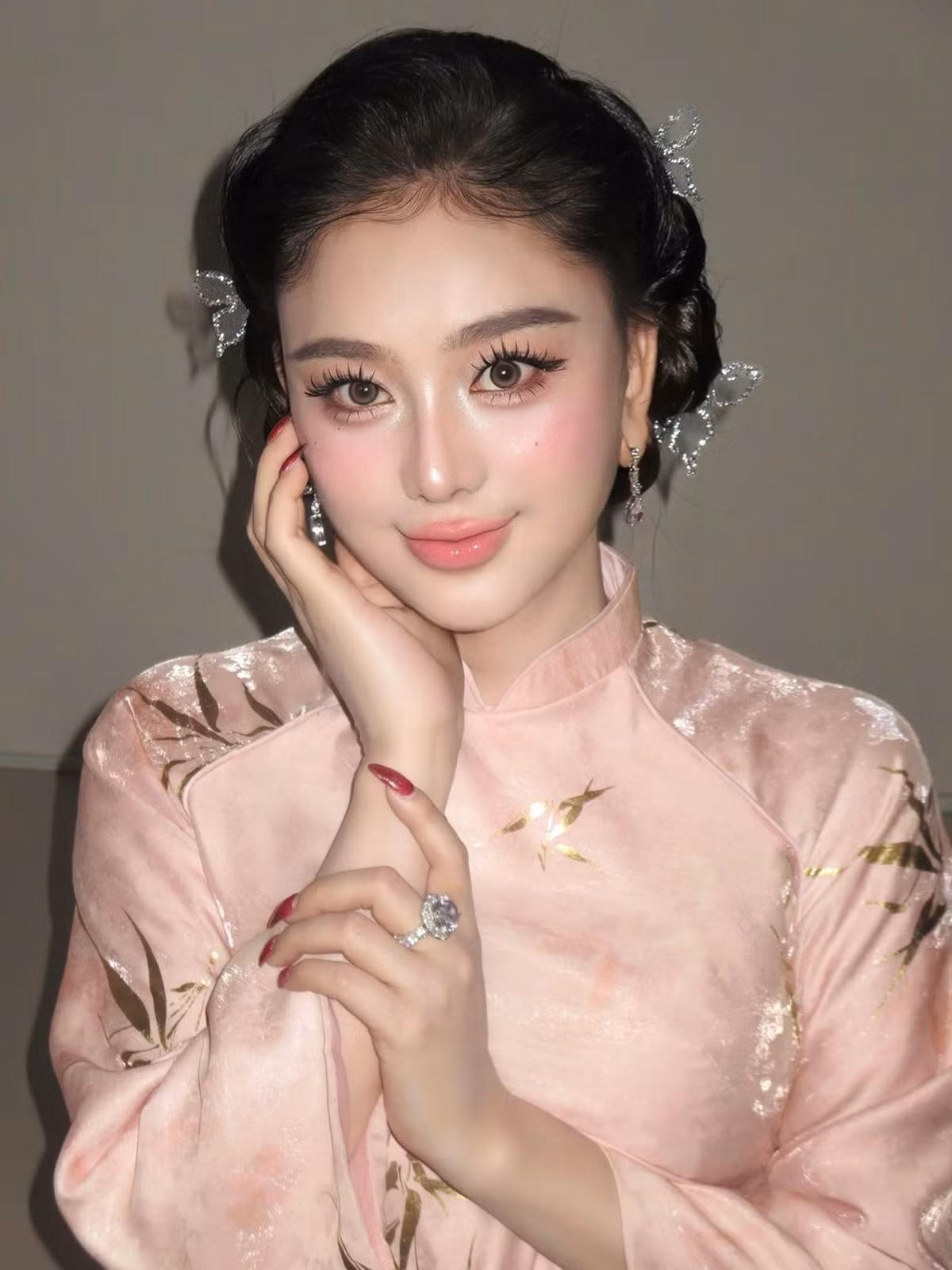 Lâm Khánh Chi khoe nhan sắc như búp bê khi diện áo dài và make up tone hồng. Ảnh: FB Lâm Khánh Chi