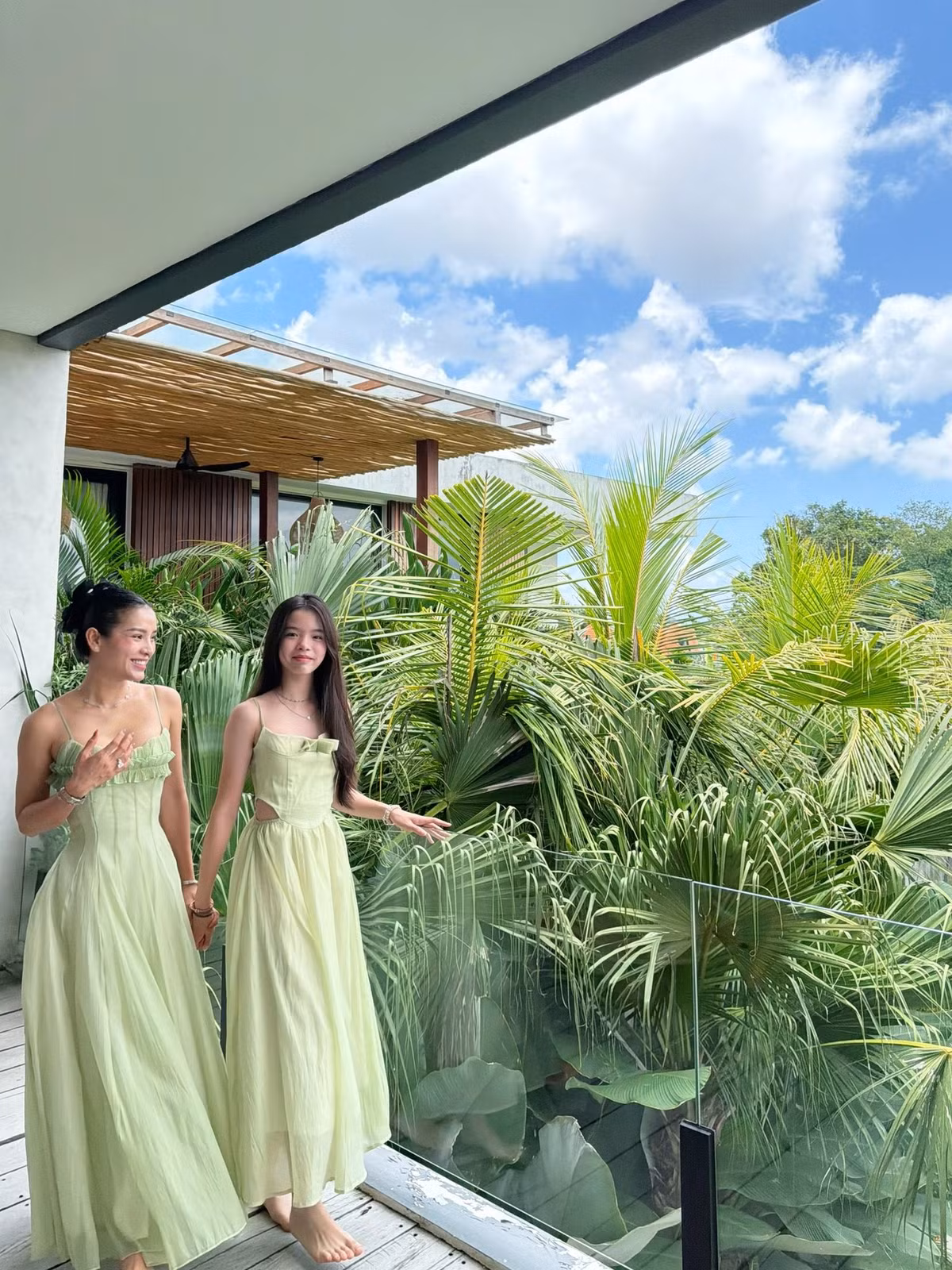 Phương Trinh Jolie và con gái nhận được “cơn mưa” lời khen từ người hâm mộ vì trông chẳng khác nào hai chị em.