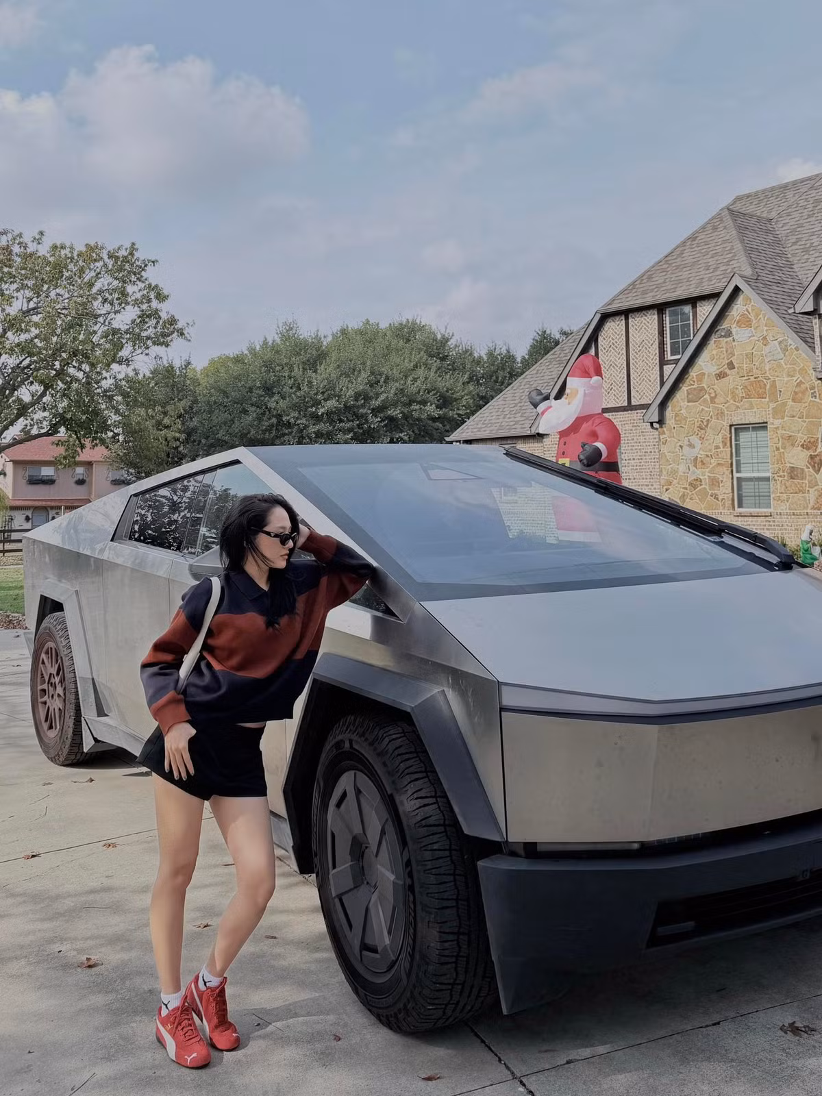 Chính tỷ lệ chân đẹp giúp nữ ca sĩ trông cao ráo, thanh thoát hơn mỗi khi xuất hiện trước ống kính.