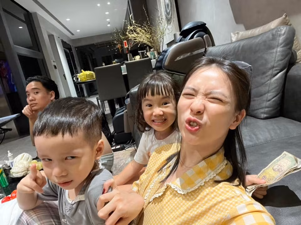 Em trai Mino cũng không kém phần dễ thương, thường xuyên “đốn tim” cộng đồng mạng qua những khoảnh khắc đời thường. Tổ ấm của Trâm Anh và JustaTee vì thế càng thêm trọn vẹn, nhận được nhiều sự yêu mến từ công chúng.