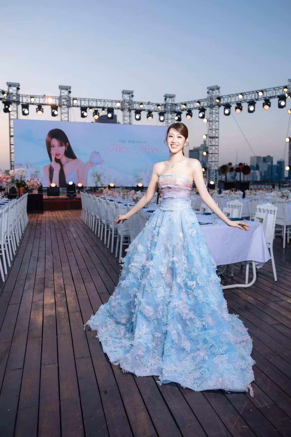 Kiểu dáng váy nhẹ nhàng, nữ tính không chỉ làm nổi bật vẻ đẹp dịu dàng mà còn thể hiện gu thời trang tinh tế của nữ diễn viên.