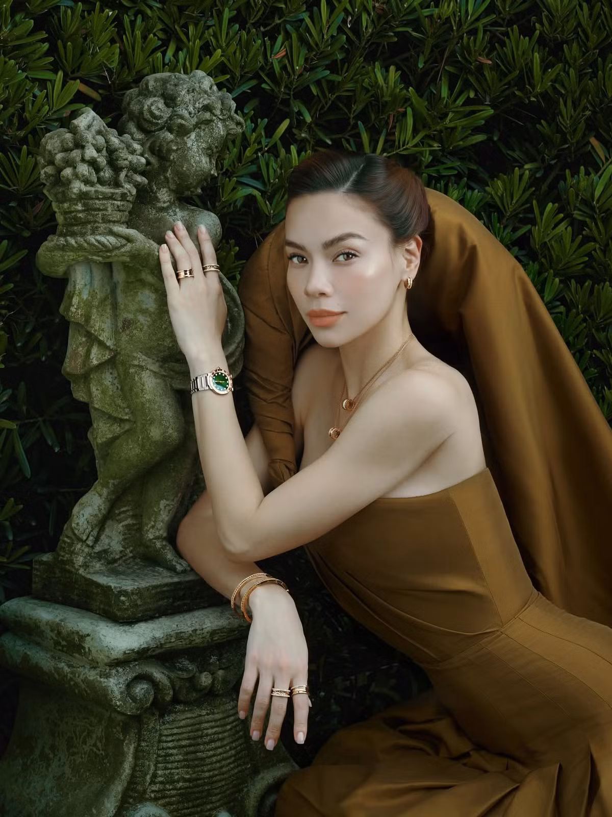 Hồ Ngọc Hà được ví như nữ thần khi diện chiếc đầm lệch vai, tạo dáng quyến rũ trong khu vườn như cổ tích. Ảnh: FB Ho Ngoc Ha