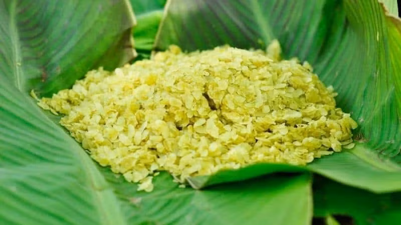 Nhắc đến món ăn mùa thu Hà Nội, cốm làng Vòng chắc chắn là cái tên đầu tiên được nhiều người nhớ đến. Những hạt cốm xanh non, dẻo thơm được gói trong lá sen, mang theo hương thơm thanh tao và vị ngọt nhẹ đặc trưng. Mộc mạc nhưng tinh tế, cốm đã trở thành một phần không thể thiếu trong bức tranh ẩm thực Hà Nội mỗi độ thu về. Ảnh: Bách hoá XANH