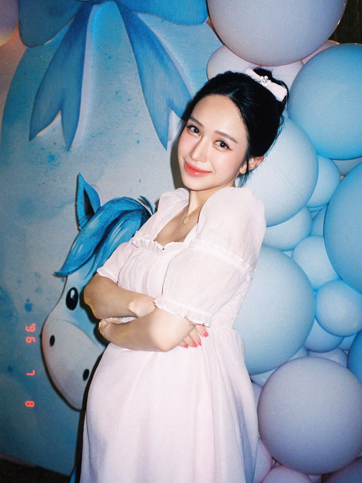 Điều khiến Joyce Phạm được chú ý không chỉ nằm ở chuyện làm mẹ của nhiều em bé mà còn ở khả năng duy trì phong độ nhan sắc. Dù đang mang thai, cô vẫn xuất hiện với gương mặt tươi tắn, thần thái rạng rỡ và vẻ ngoài trẻ trung. Ảnh: FB Phạm Trần Nguyễn Minh Phạm
