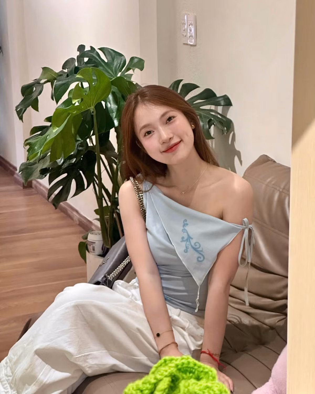 Đáng chú ý, vẻ đẹp của Khánh Vy không chỉ xuất hiện trong những bộ ảnh được đầu tư chỉn chu. Nhiều khoảnh khắc đời thường của cô cũng nhận được lời khen bởi vẻ ngoài tự nhiên, tươi tắn và tràn đầy sức sống. Ảnh: FB Khánh Vy