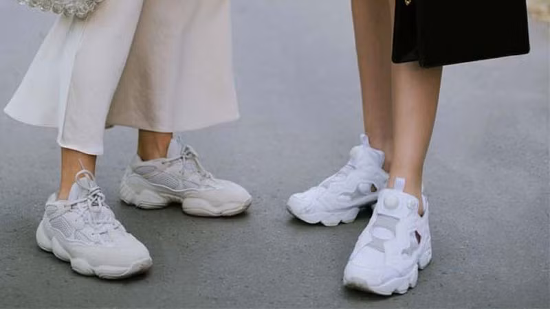 Tất không cổ giúp để lộ phần mắt cá – điểm “ăn gian” chiều cao cực kỳ hiệu quả. Khi phối với quần lửng hoặc váy ngắn, tổng thể trở nên nhẹ nhàng và cao ráo hơn hẳn.