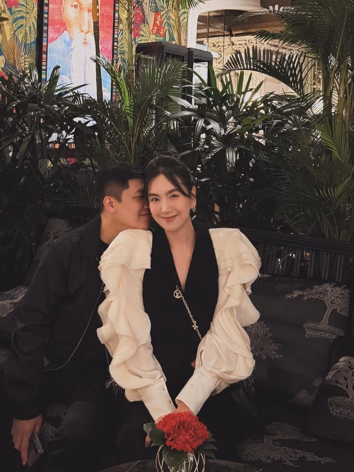 Nhiều khán giả nhận xét, sau khi sinh con nhan sắc của cô ngày càng mặn mà, quyến rũ hơn.
