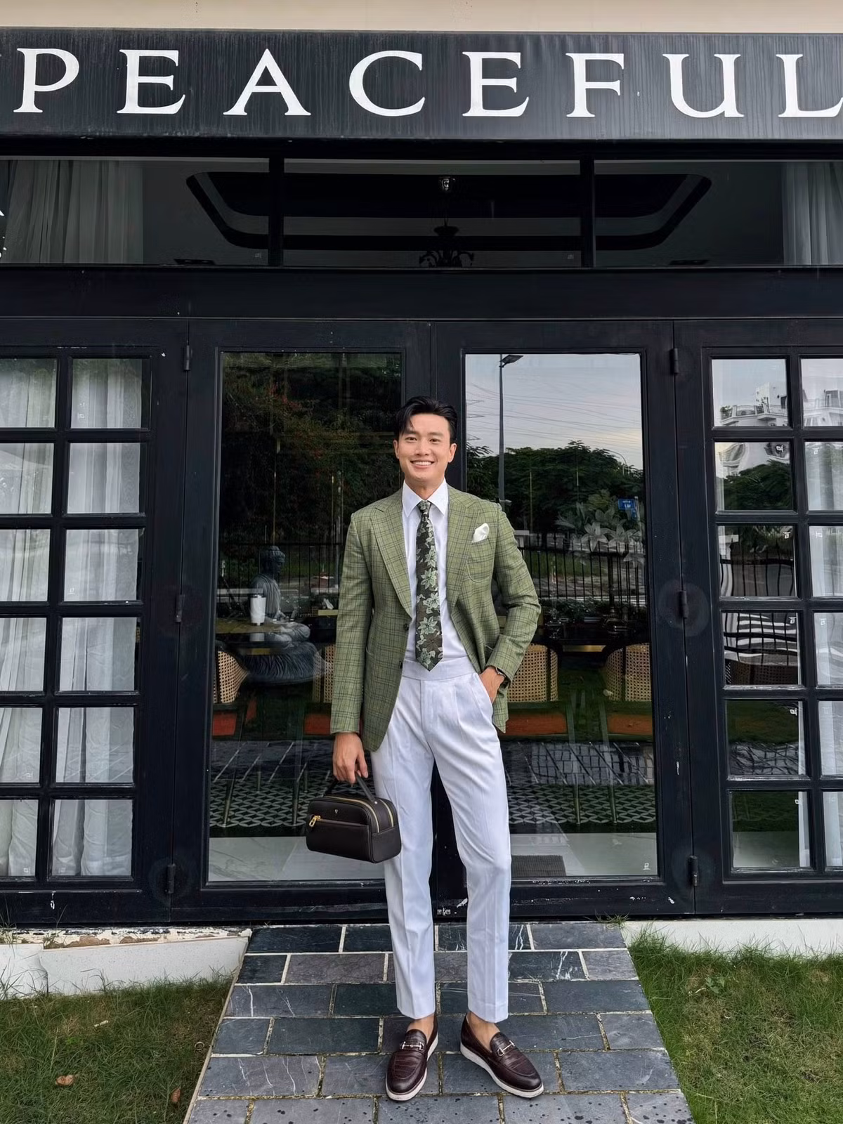 Diễn viên Quốc Trường ăn mặc bảnh bao đi ăn cưới, anh chia sẻ: "Hôm nay được dịp đi ăn cưới! Phân vân quá, không biết nên đi bao nhiêu? Vì không biết có thu hồi vốn được không?". Ảnh: FB Nguyễn Quốc Trường