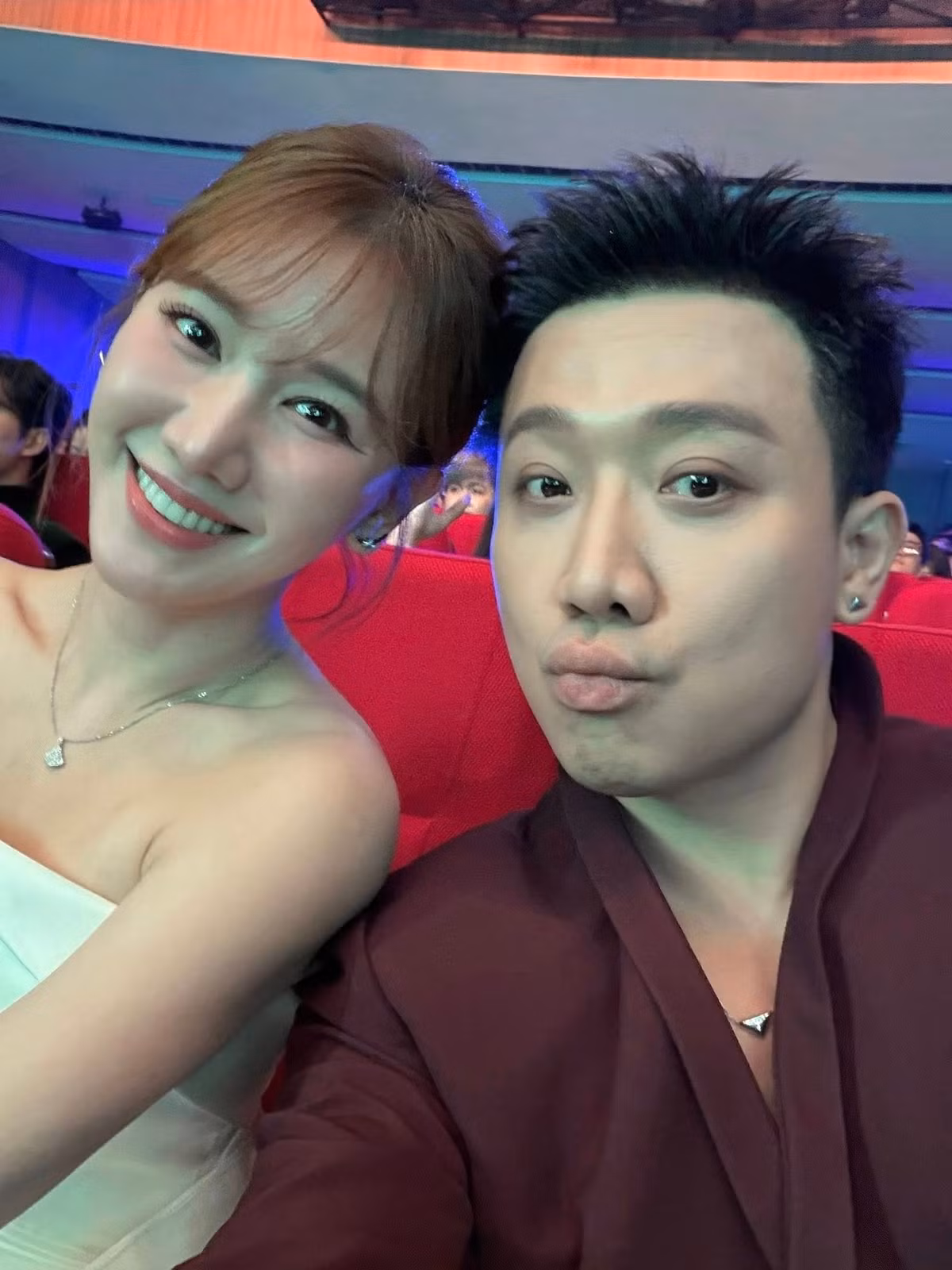 Vợ chồng Trấn Thành và Hariwon tình tứ khi cùng tham dự một sự kiện. Ảnh: FB Trấn Thành