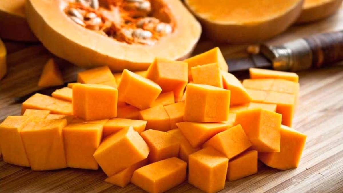 Bí đỏ nổi bật với beta-carotene, tiền chất của vitamin A, cùng vitamin C, vitamin E và chất xơ. Loại quả này có vị ngọt tự nhiên, dễ chế biến và phù hợp với nhiều lứa tuổi. Bí đỏ có thể nấu canh xương, hầm thịt, nấu cháo, làm súp hoặc hấp ăn trực tiếp, tạo thành món ăn vừa dễ ăn vừa bổ sung nhiều dưỡng chất. Ảnh: Điện máy XANH