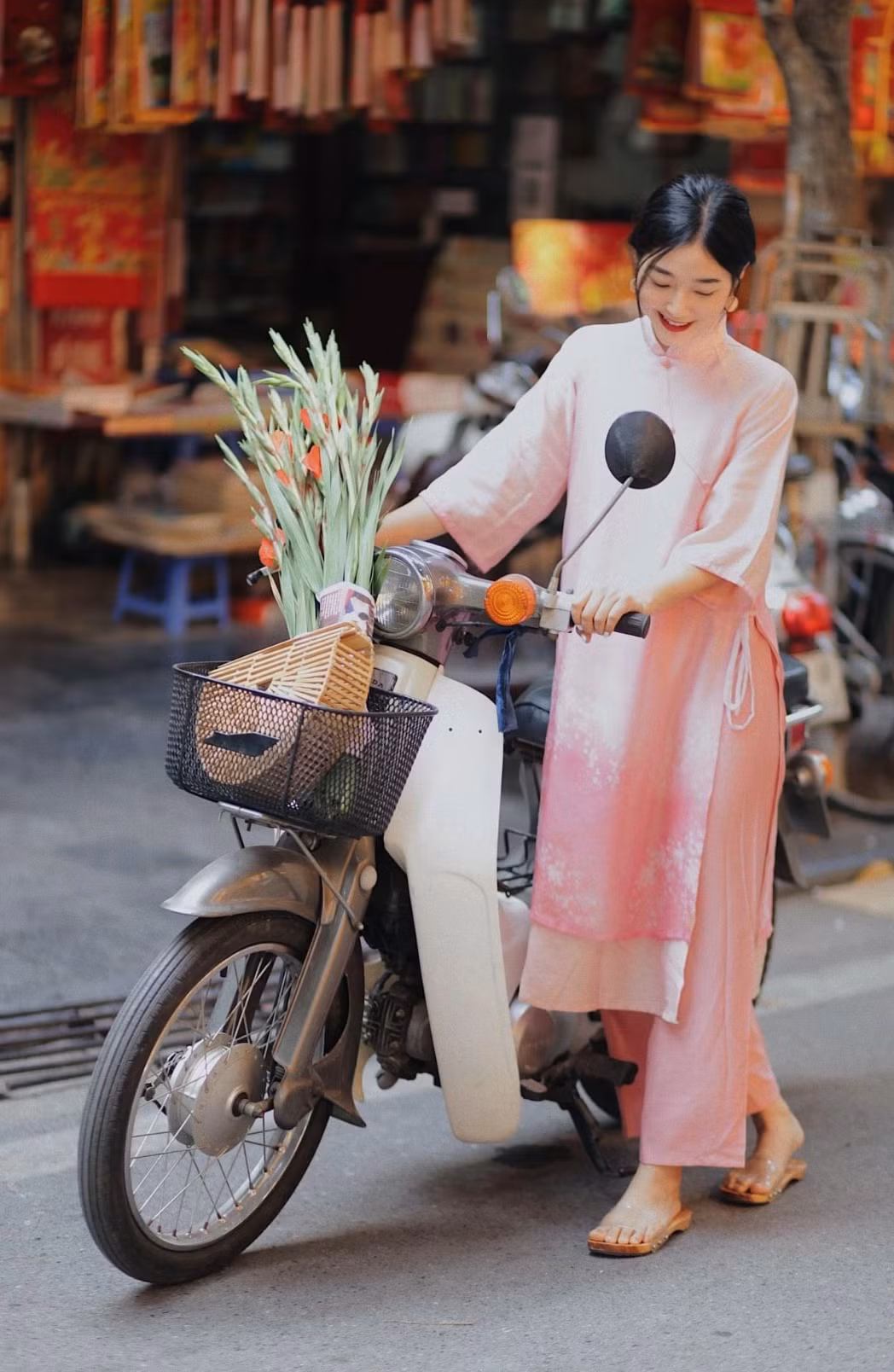 Lặng lẽ đi cùng thời gian, guốc mộc mang trong mình vẻ đẹp mộc mạc nhưng đầy cuốn hút. Không chỉ các bà, các mẹ yêu thích, ngày nay gen Z cũng tích cực “lăng xê” item này khi phối cùng áo dài Tết.