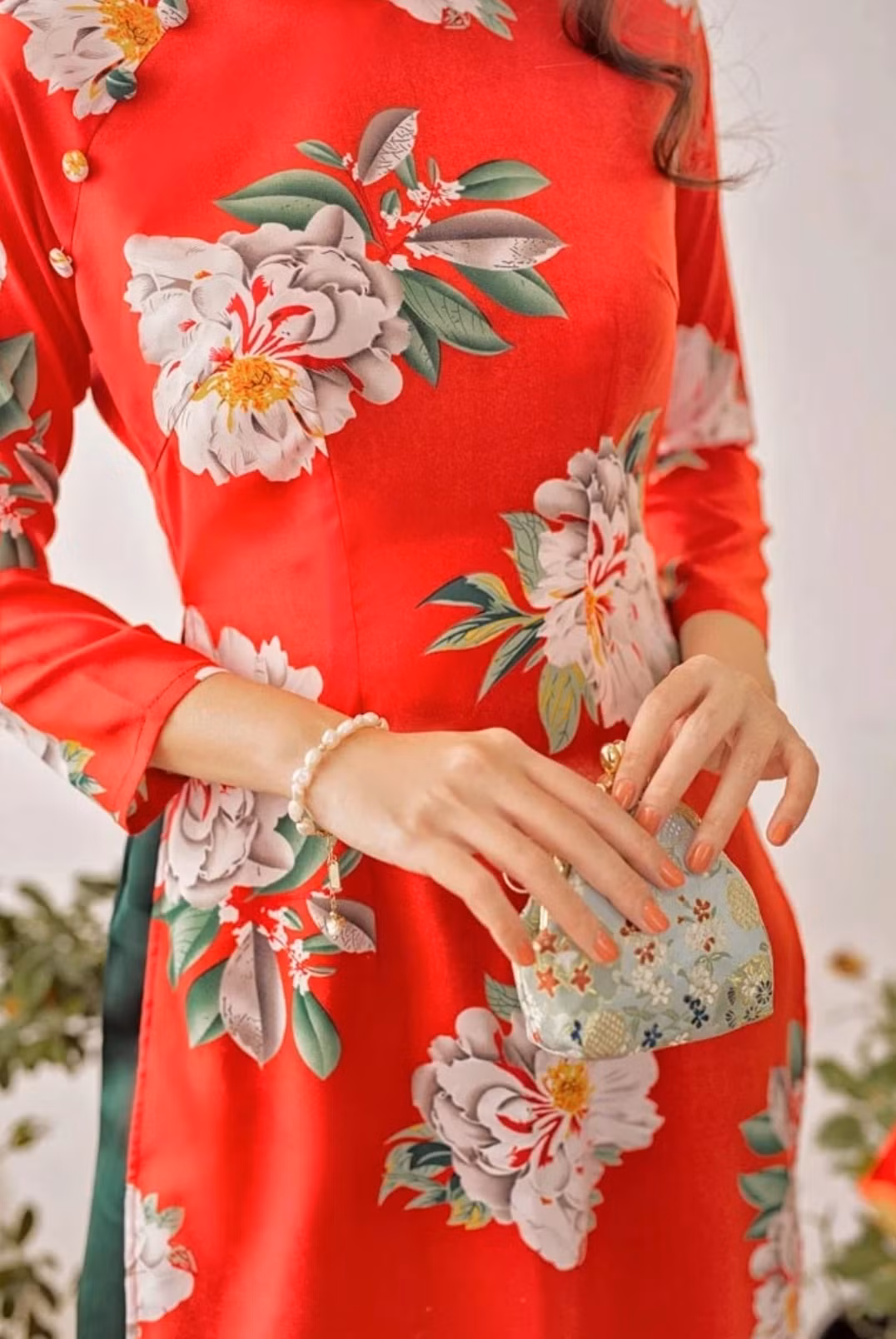 Từ xa xưa, túi gấm tượng trưng cho sự may mắn, sung túc và tài lộc. Ngày nay, chất liệu gấm thêu hoa được biến tấu thành nhiều kiểu dáng thời trang hơn nhưng vẫn giữ trọn nét văn hóa Á Đông.