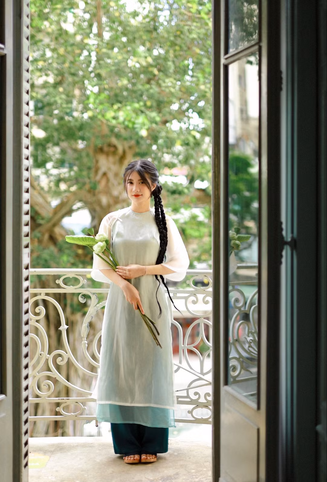 Những đôi guốc được sơn son thếp bạc, sơn mài tinh tế trên nền chất liệu bền, nhẹ và chắc chắn sẽ giúp từng bước chân thêm uyển chuyển, duyên dáng và ghi điểm tuyệt đối.