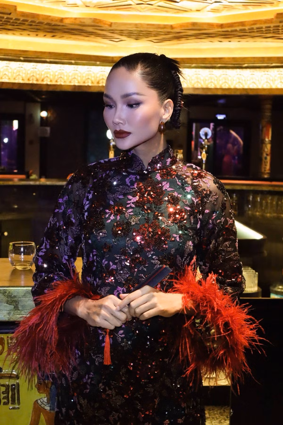 Sau khi sinh con, H'Hen Niê nỗ lực cân bằng thời gian cho công việc và gia đình.