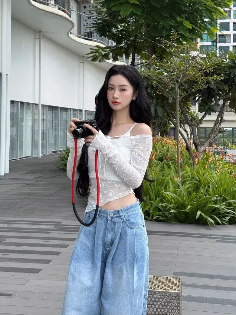 Sau nhiều năm hoạt động nghệ thuật, Jun Vũ vẫn duy trì sức hút nhờ nhan sắc nổi bật, vóc dáng thanh mảnh và gu thời trang ngày càng định hình rõ nét. Ở tuổi 31, nữ diễn viên cho thấy vẻ trẻ trung không chỉ đến từ lợi thế ngoại hình mà còn nằm ở cách lựa chọn trang phục linh hoạt, biết tôn ưu điểm và thể hiện cá tính riêng. Ảnh: FB Jun Vũ