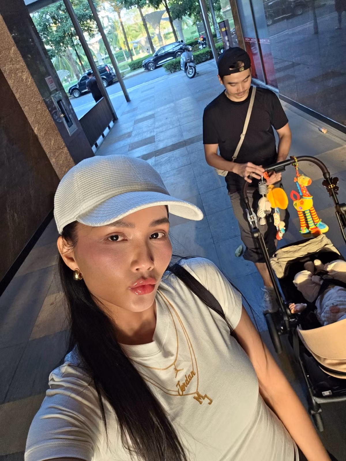 Vợ chồng hoa hậu H'Hen Niê nhí nhảnh cùng chồng đưa con đi dạo phố. Ảnh: FB H'Hen Niê