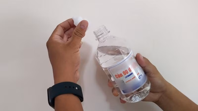 Ngoài ra, cồn y tế hoặc rượu trắng cũng là “trợ thủ” đắc lực trong việc tẩy keo decal. Cồn có khả năng hòa tan keo nhanh chóng mà không để lại vệt nhờn.