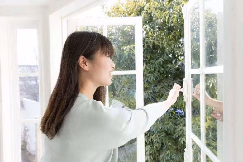 Đừng quên kiểm tra hệ thống đèn. Một không gian sáng sủa không chỉ giúp dọn dẹp thuận tiện hơn mà còn mang ý nghĩa tượng trưng cho một năm mới rực rỡ, hanh thông.