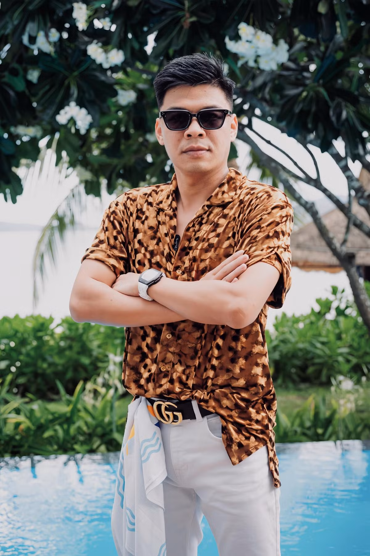 Diễn viên Trung Ruồi ở ngoài lên đồ cũng "rất gì và này nọ". Ảnh: FB Trung Ruồi