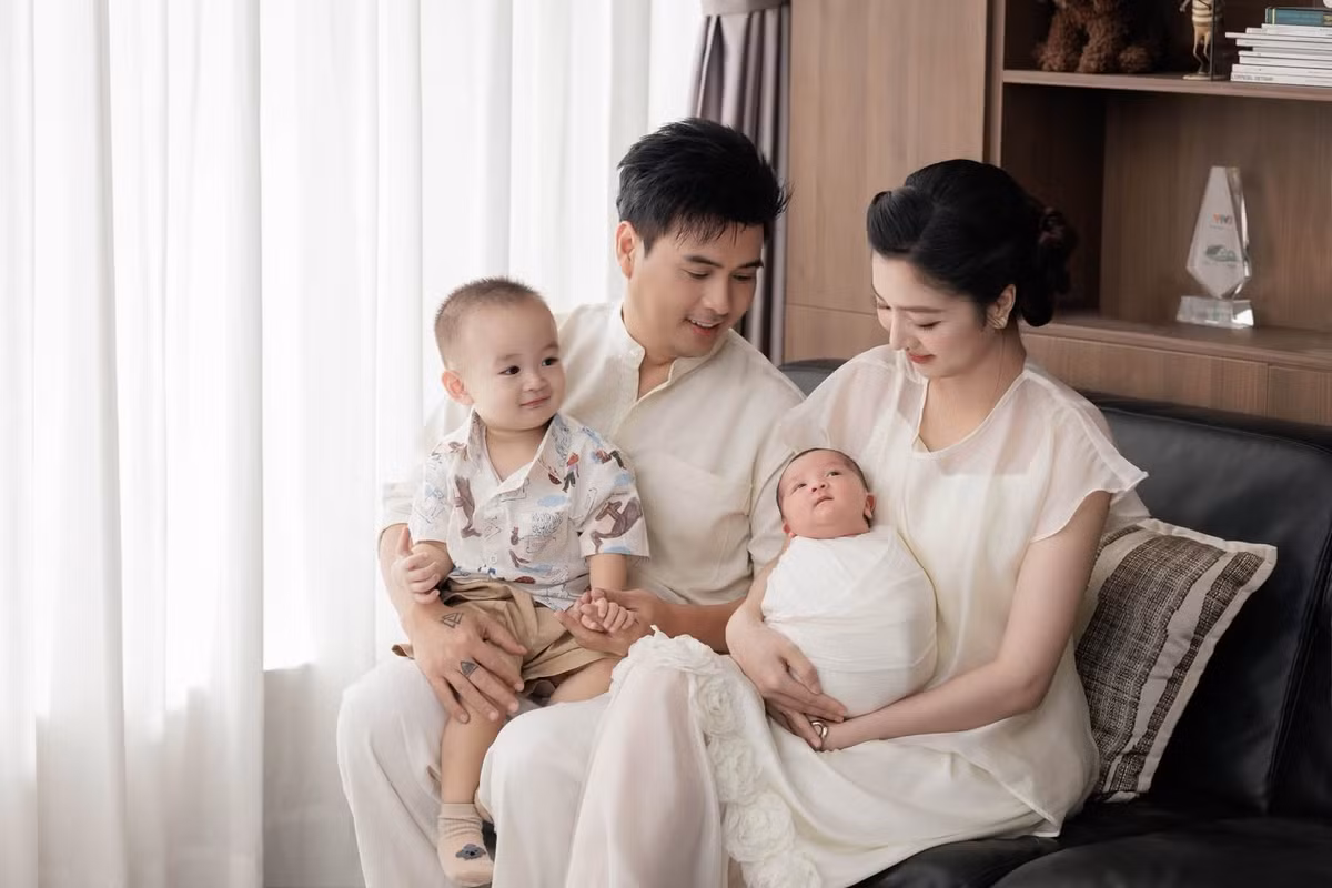 Hồ Quang Hiếu từng chia sẻ rằng cuộc sống hiện tại của anh hướng nhiều hơn về gia đình. Nam ca sĩ mong muốn làm những điều tốt nhất để vun vén tổ ấm và chăm lo cho vợ con. Ảnh: FB Hồ Quang Hiếu