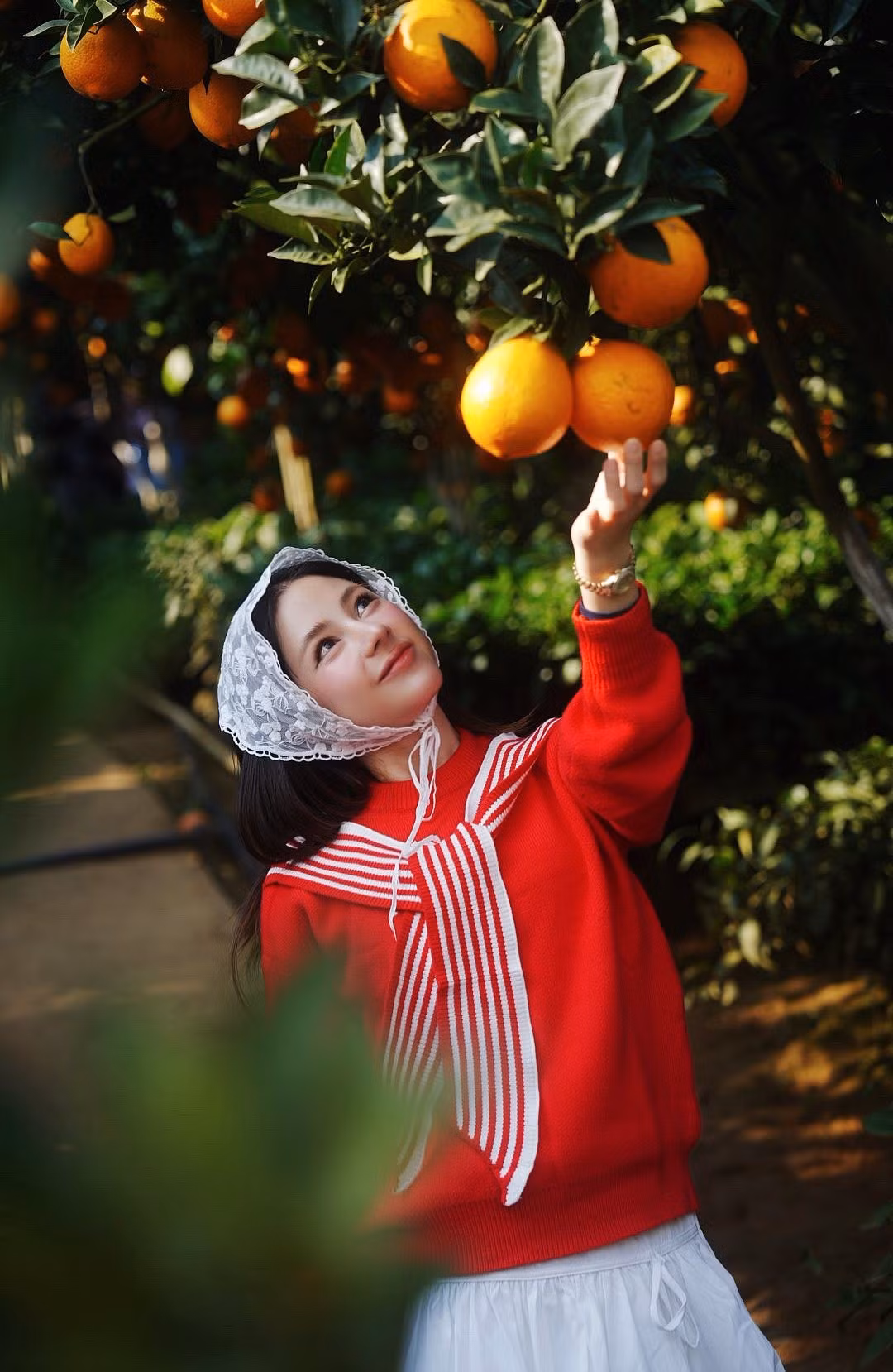 Mối quan hệ của họ từng vướng phải những bàn tán bởi khoảng cách tuổi tác khi Huỳnh Anh kém vợ 6 tuổi. Tuy nhiên, nam diễn viên nhiều lần thể hiện sự trân trọng và bảo vệ dành cho bạn đời.