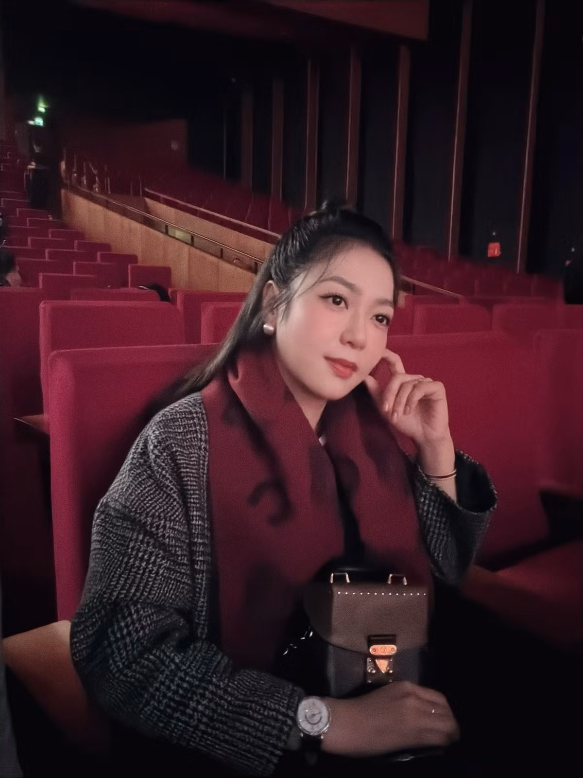 Ca sĩ Hà Thanh Xuân mặc áo ấm, choàng khăn khi ra Hà Nội diễn show. Ảnh: FB Hà Thanh Xuân