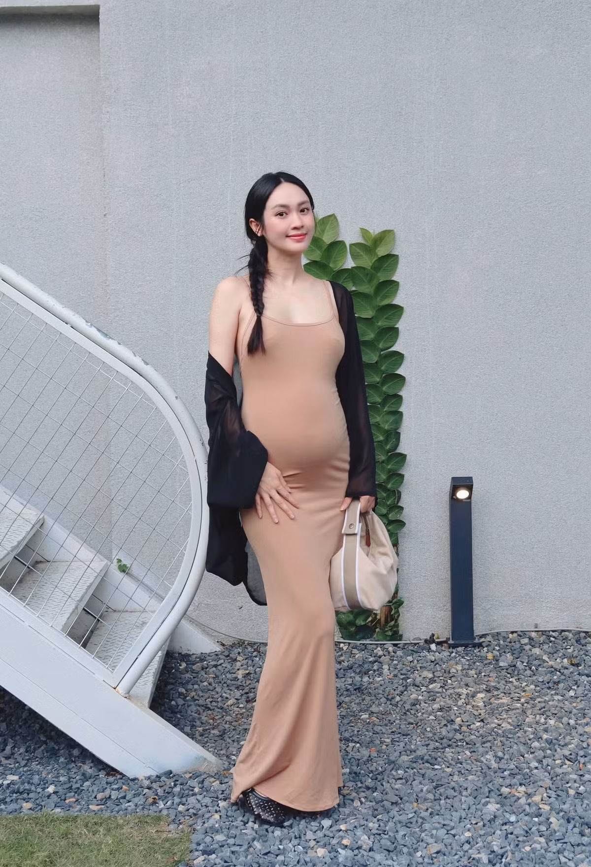 Trong những hình ảnh được chia sẻ, điều khiến nhiều người chú ý không chỉ là bụng bầu ngày càng lớn mà còn là diện mạo của nàng á hậu. Vũ Thúy Quỳnh xuất hiện với gương mặt rạng rỡ, nụ cười tươi và thần thái nhẹ nhàng, hạnh phúc. Ảnh: FB Vũ Thuý Quỳnh