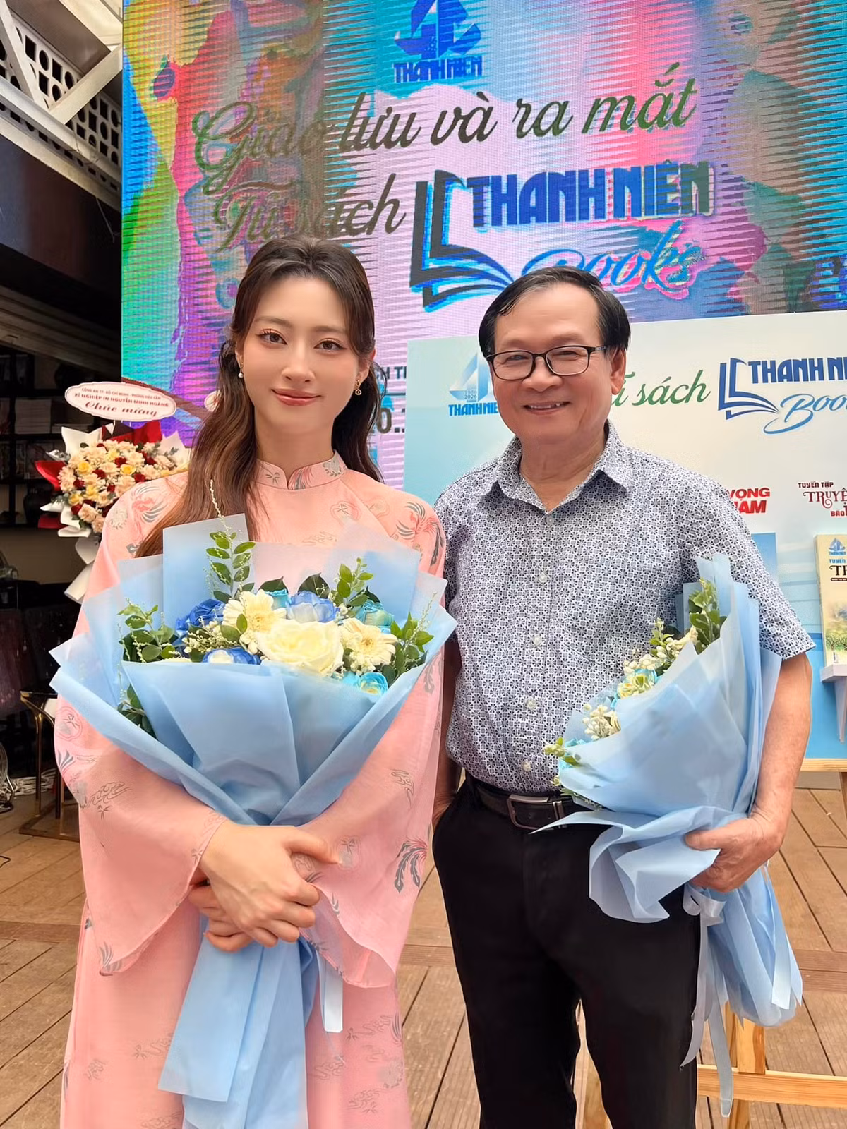 Hoa hậu Lương Thùy Linh thấy hãnh diện khi được gặp nhà văn Nguyễn Nhật Ánh tại một sự kiện. Ảnh: FB Lương Thùy Linh